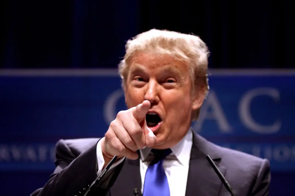 Trump évoque sa destitution en cas de défaite des républicains en novembre