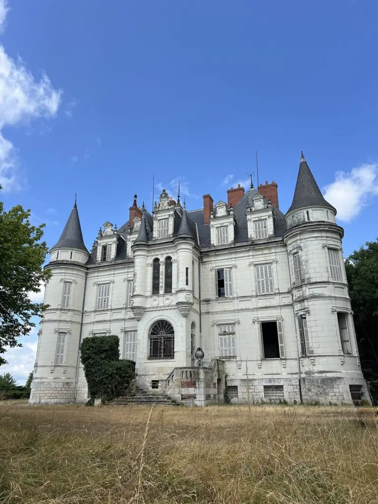 La folie douce d’acheter un château en France : le pari risqué de deux Québécois