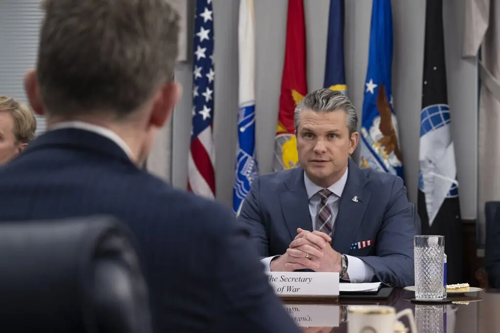 Hégémonie et main de fer : Pete Hegseth justifie les frappes contre les trafiquants