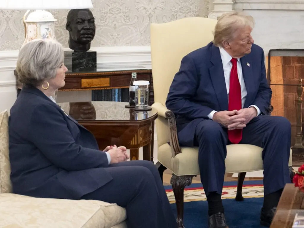 Réactions explosives : La cheffe de cabinet de Trump livre des confidences explosives