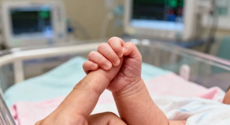Un pédiatre détaille pourquoi il est crucial de vacciner les bébés contre l’hépatite B dès la naissance