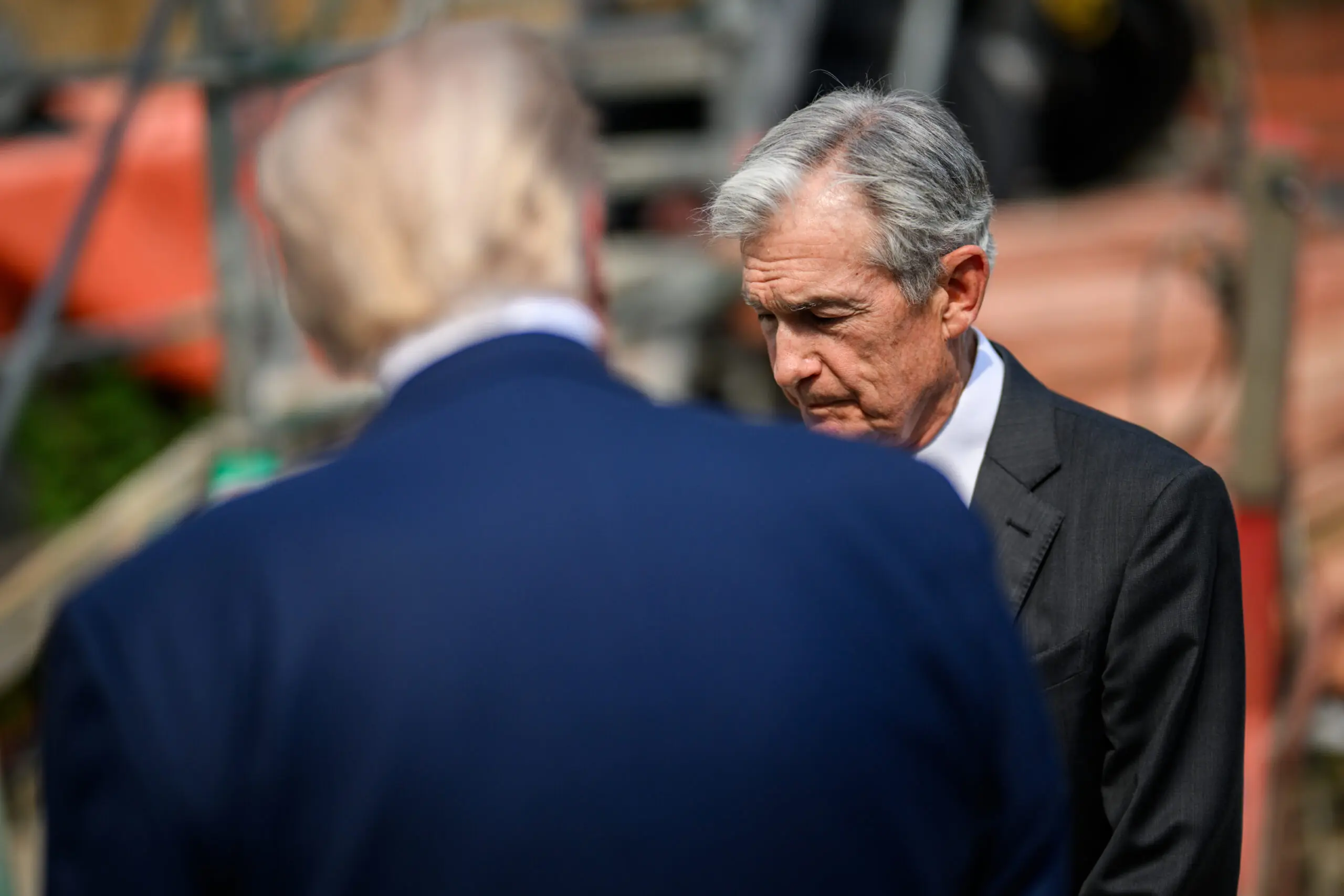 Jerome Powell, actuel président de la Fed, lors d'une conférence de presse devant le sceau de la Rés