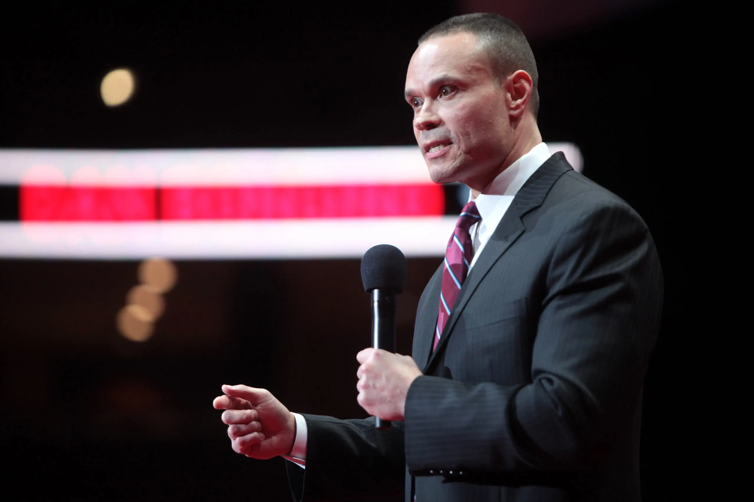 Dan Bongino en studio lors d'une émission ou d'un podcast