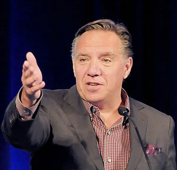 François Legault, premier ministre du Québec, l'air pensif lors d'une conférence de presse