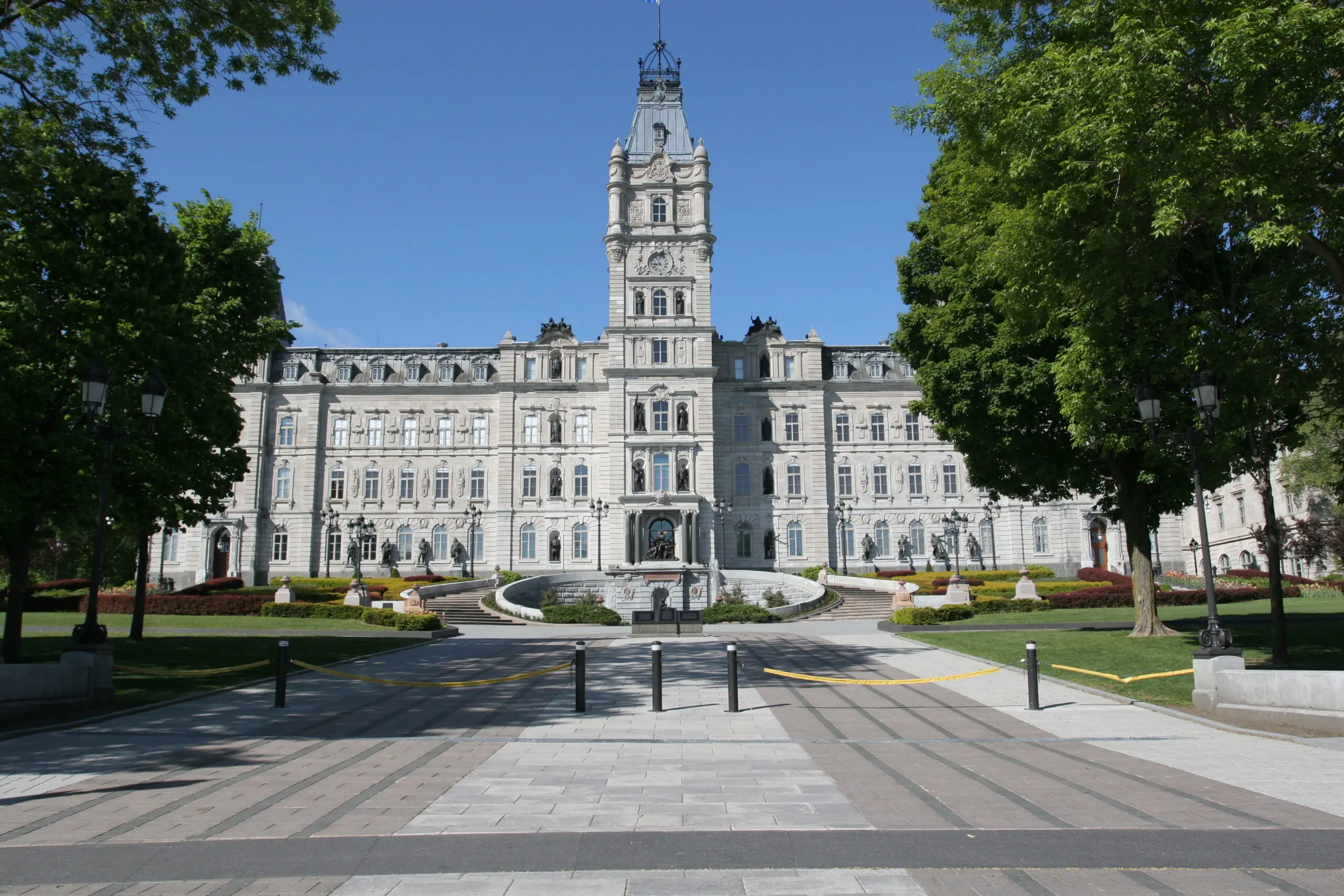 Vue extérieure de l'Assemblée nationale du Québec (Parlement de Québec) pour illustrer le contexte l