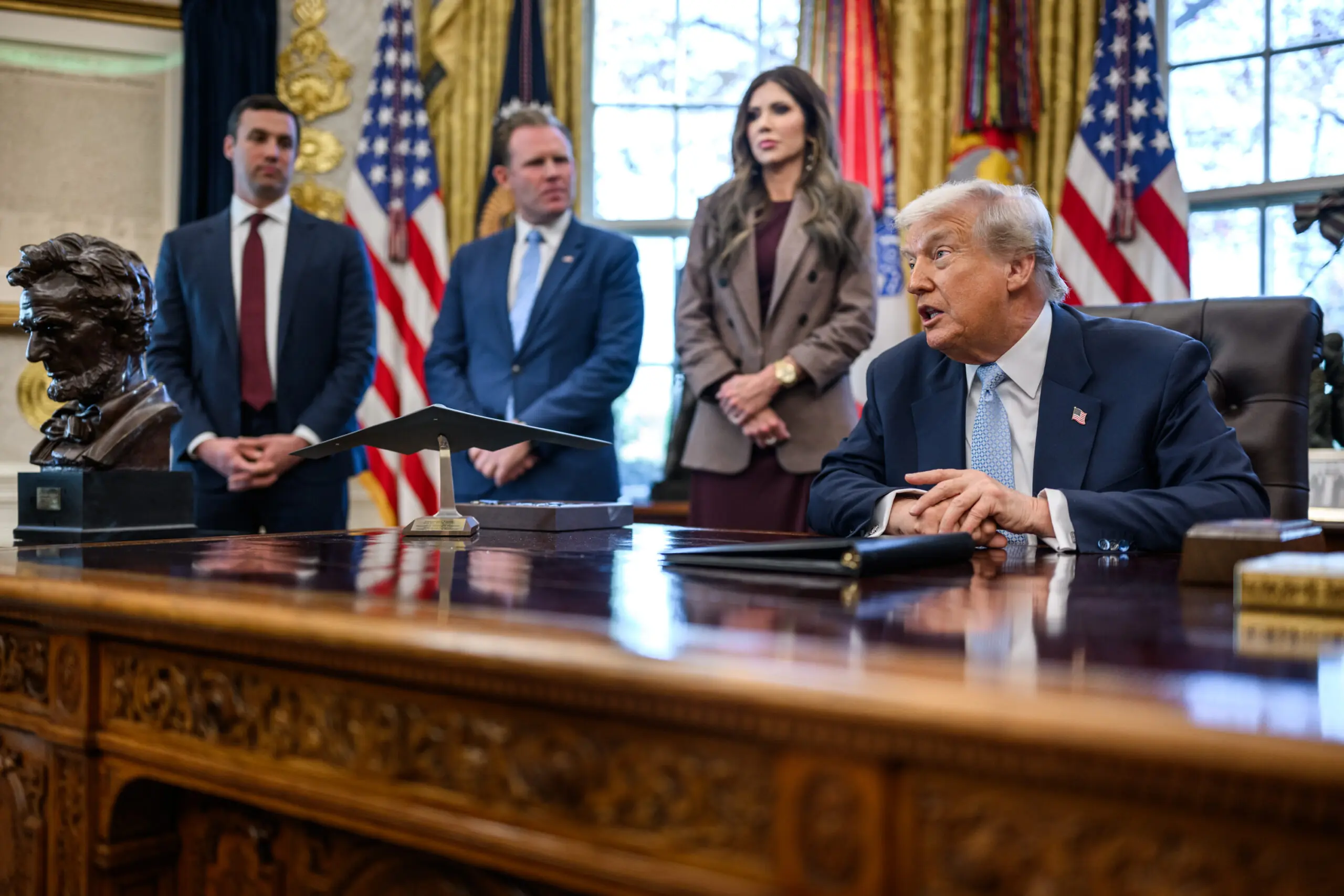 Le président Donald Trump lors d'une allocution officielle à la Maison-Blanche, expression sérieuse,