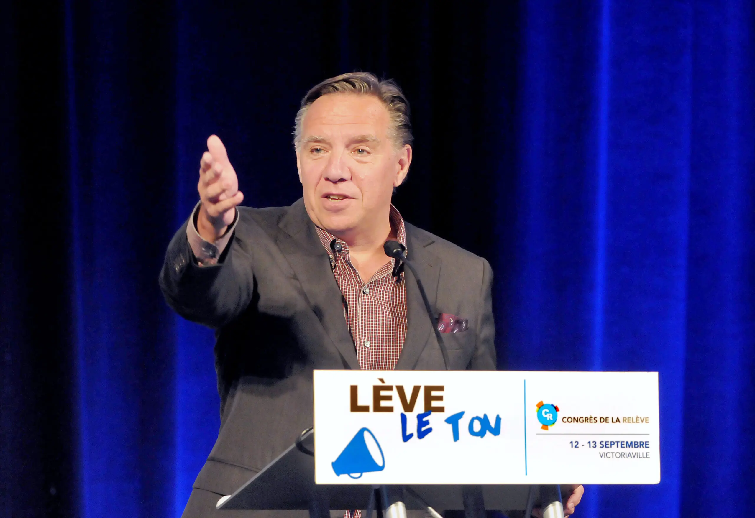 François Legault, premier ministre sortant, saluant la foule ou lors d'une conférence de presse, pou