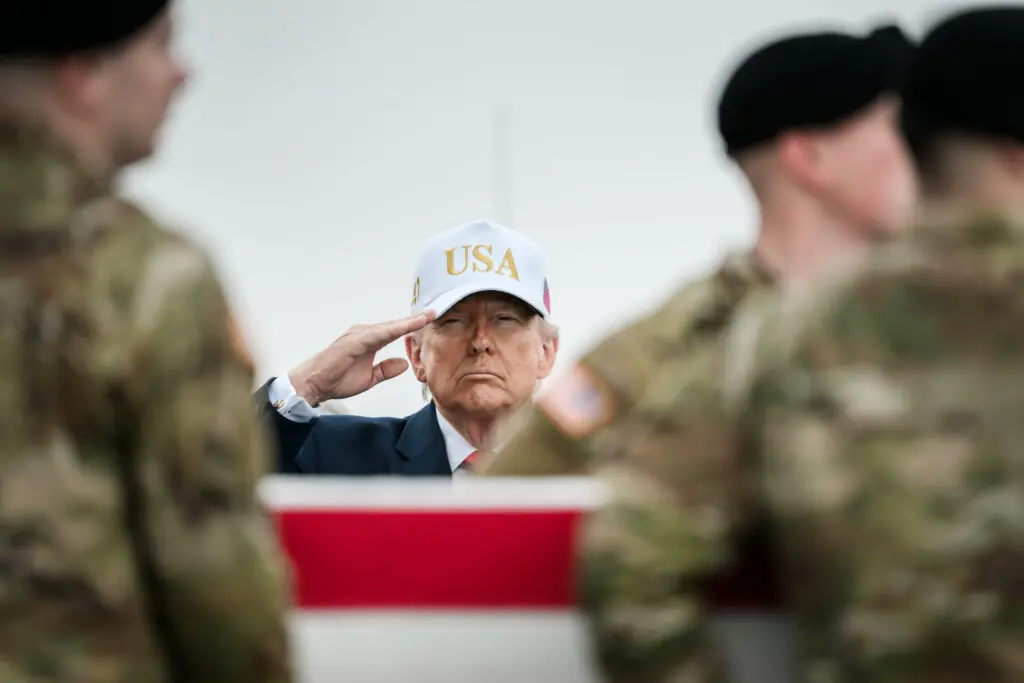 Dover : l’hommage silencieux de Donald Trump aux premiers soldats tués